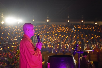 Đêm hoa đăng cầu nguyện Quốc thái dân an tại chùa Bái Đính